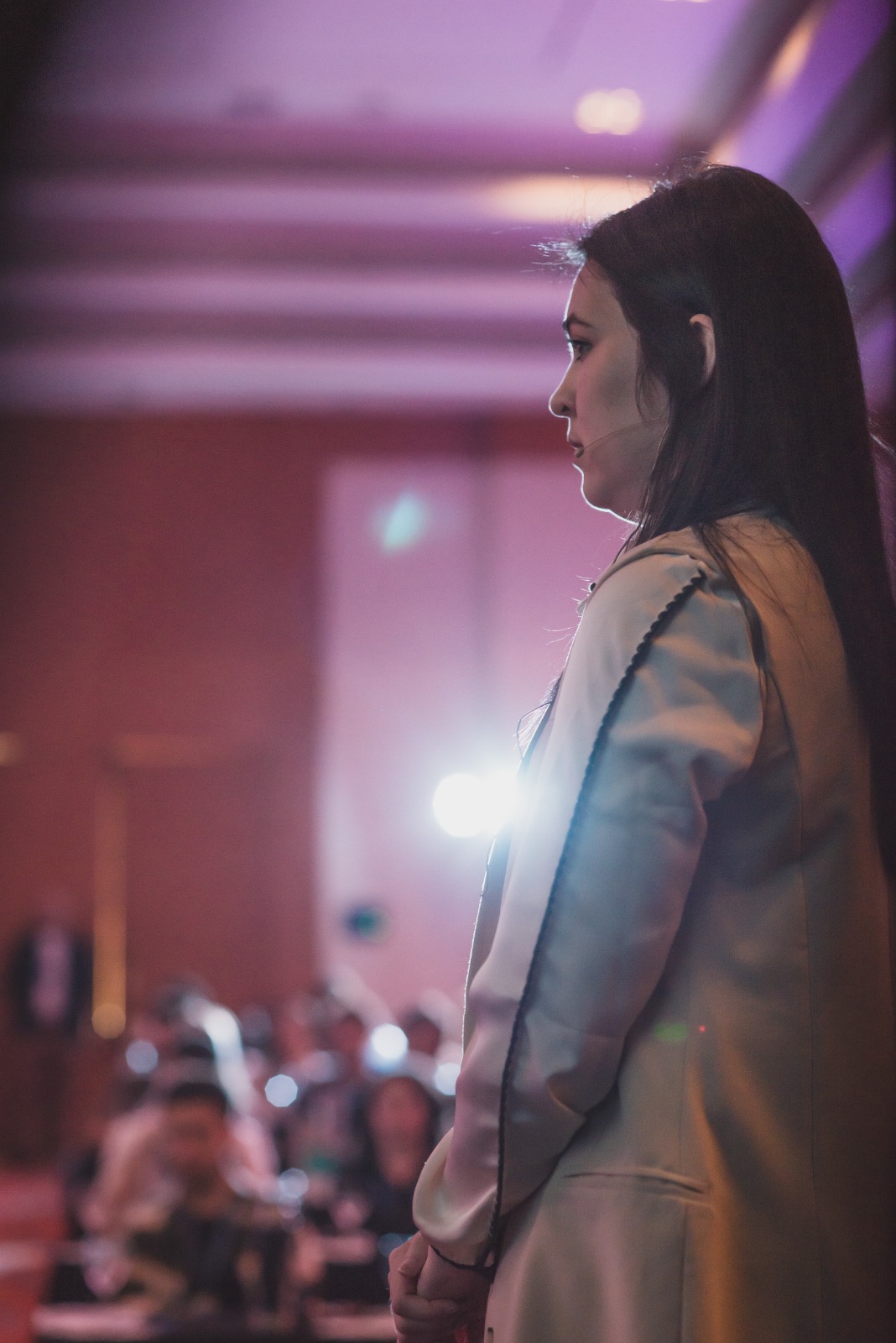 Luciana Galeano dando una charla